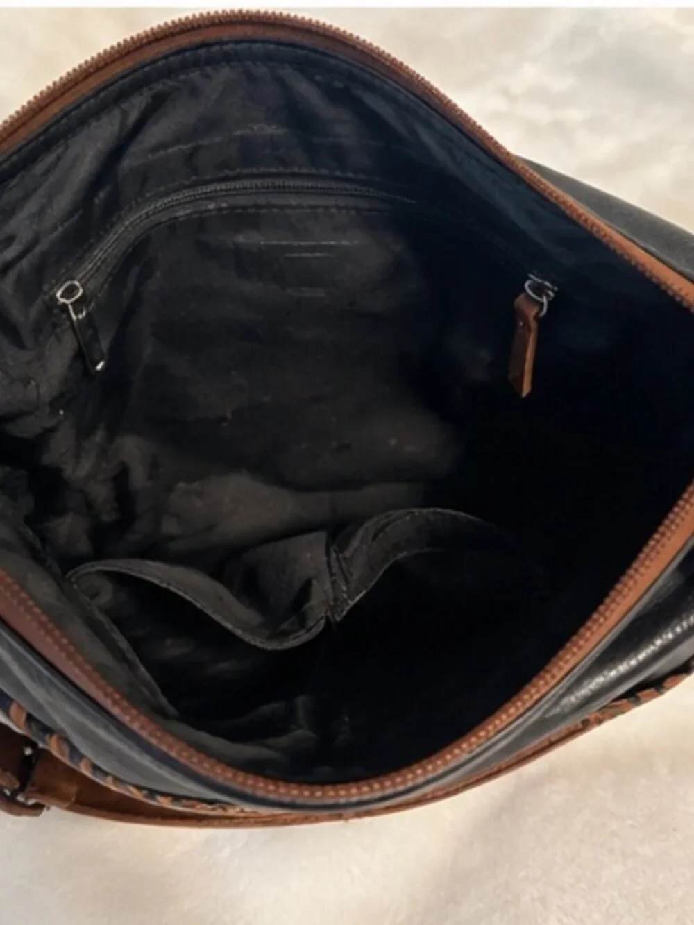 ili New York 6686 Crossbody Hobo with Tassel